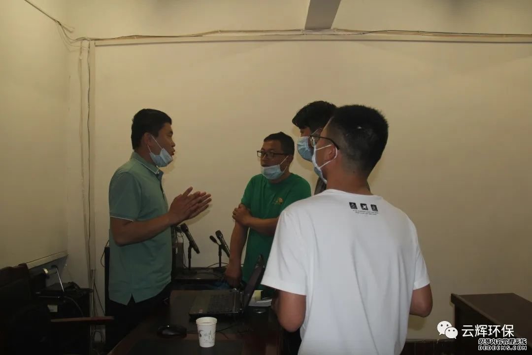 我司首席工程师种铁岭与参会人员进行交流